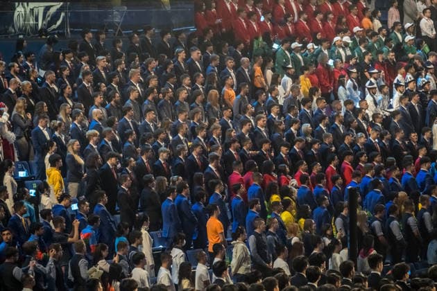 Mit einer aufwendig inszenierten Show sind die WorldSkills in der chinesischen Metropole Shanghai eröffnet worden. In der Mercedes-Benz Arena auf dem ehemaligen Expo-Gelände zogen die 36 deutschen Teilnehmerinnen und Teilnehmer gemeinsam mit Delegationen aus aller Welt ein. In den folgenden vier Wettkampftagen messen sich die jungen Fachkräfte in verschiedenen Berufsdisziplinen mit den Besten ihrer Zunft. Opening World Skills Shanghai
