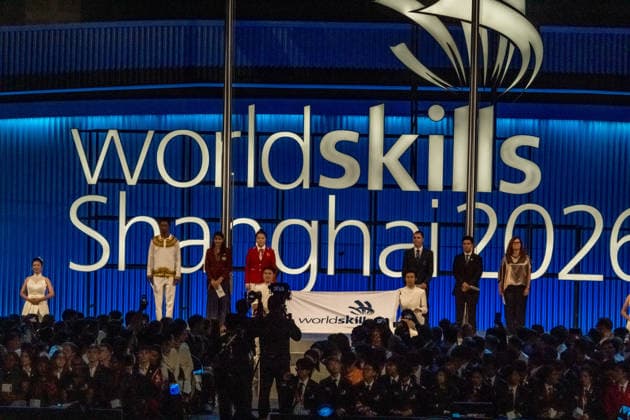 Mit einer aufwendig inszenierten Show sind die WorldSkills in der chinesischen Metropole Shanghai eröffnet worden. In der Mercedes-Benz Arena auf dem ehemaligen Expo-Gelände zogen die 36 deutschen Teilnehmerinnen und Teilnehmer gemeinsam mit Delegationen aus aller Welt ein. In den folgenden vier Wettkampftagen messen sich die jungen Fachkräfte in verschiedenen Berufsdisziplinen mit den Besten ihrer Zunft. Opening World Skills Shanghai