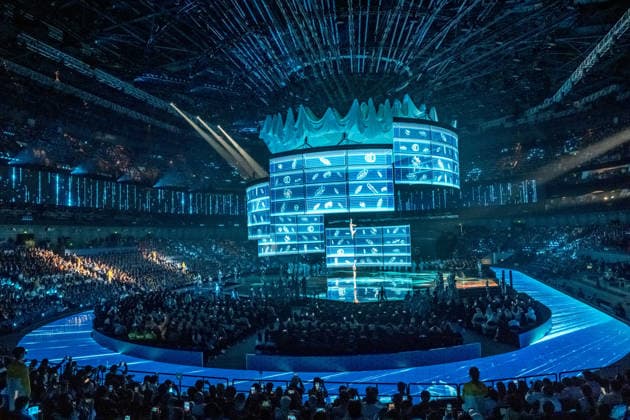 Mit einer aufwendig inszenierten Show sind die WorldSkills in der chinesischen Metropole Shanghai eröffnet worden. In der Mercedes-Benz Arena auf dem ehemaligen Expo-Gelände zogen die 36 deutschen Teilnehmerinnen und Teilnehmer gemeinsam mit Delegationen aus aller Welt ein. In den folgenden vier Wettkampftagen messen sich die jungen Fachkräfte in verschiedenen Berufsdisziplinen mit den Besten ihrer Zunft. Opening World Skills Shanghai