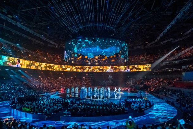 Mit einer aufwendig inszenierten Show sind die WorldSkills in der chinesischen Metropole Shanghai eröffnet worden. In der Mercedes-Benz Arena auf dem ehemaligen Expo-Gelände zogen die 36 deutschen Teilnehmerinnen und Teilnehmer gemeinsam mit Delegationen aus aller Welt ein. In den folgenden vier Wettkampftagen messen sich die jungen Fachkräfte in verschiedenen Berufsdisziplinen mit den Besten ihrer Zunft. Opening World Skills Shanghai