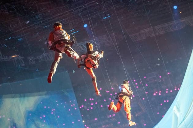 Mit einer aufwendig inszenierten Show sind die WorldSkills in der chinesischen Metropole Shanghai eröffnet worden. In der Mercedes-Benz Arena auf dem ehemaligen Expo-Gelände zogen die 36 deutschen Teilnehmerinnen und Teilnehmer gemeinsam mit Delegationen aus aller Welt ein. In den folgenden vier Wettkampftagen messen sich die jungen Fachkräfte in verschiedenen Berufsdisziplinen mit den Besten ihrer Zunft. Opening World Skills Shanghai