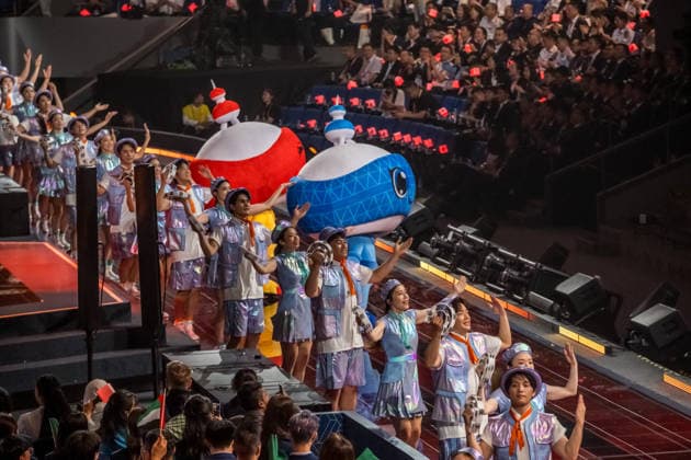 Mit einer aufwendig inszenierten Show sind die WorldSkills in der chinesischen Metropole Shanghai eröffnet worden. In der Mercedes-Benz Arena auf dem ehemaligen Expo-Gelände zogen die 36 deutschen Teilnehmerinnen und Teilnehmer gemeinsam mit Delegationen aus aller Welt ein. In den folgenden vier Wettkampftagen messen sich die jungen Fachkräfte in verschiedenen Berufsdisziplinen mit den Besten ihrer Zunft. Opening World Skills Shanghai