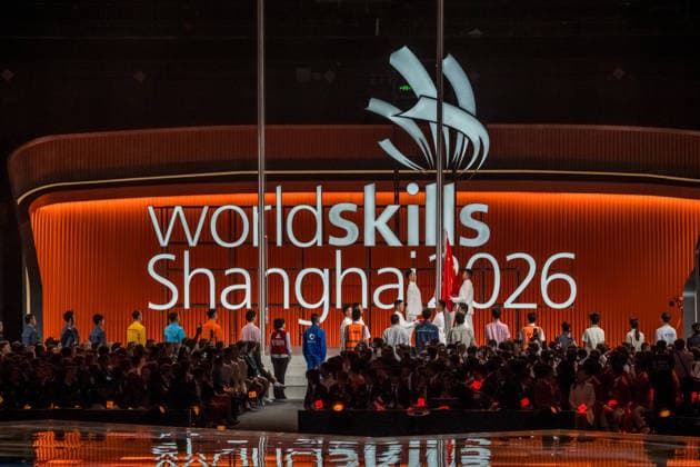 Mit einer aufwendig inszenierten Show sind die WorldSkills in der chinesischen Metropole Shanghai eröffnet worden. In der Mercedes-Benz Arena auf dem ehemaligen Expo-Gelände zogen die 36 deutschen Teilnehmerinnen und Teilnehmer gemeinsam mit Delegationen aus aller Welt ein. In den folgenden vier Wettkampftagen messen sich die jungen Fachkräfte in verschiedenen Berufsdisziplinen mit den Besten ihrer Zunft. Opening World Skills Shanghai