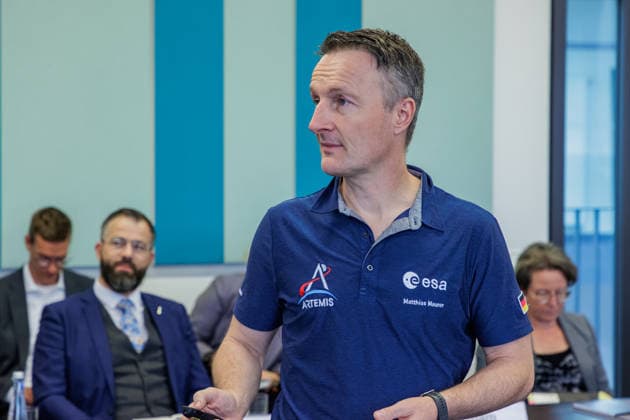 22.09.2026. Mönchengladbach. ESA-Astronaut Dr. Matthias Maurer beim Austausch mit Vertreterinnen und Vertretern von nordrhein-westfälischen Textilunternehmen in der Textilakademie NRW. Nordrhein-Westfalen ist einer der führenden Raumfahrtstandorte in Europa und leistet einen starken Beitrag für künftige europäische Weltraummissionen. NRW hat sich vorgenommen, die Entwicklung eines europäischen Raumanzugs aktiv zu unterstützen und gemeinsam mit der ESA die innovativen Unternehmen aus der heimischen Textilwirtschaft einzubeziehen. Mönchengladbach Textilakademie NRW, Rheydter Straße 329 Nordrhein-Westfalen Deutschland