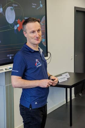 22.09.2026. Mönchengladbach. ESA-Astronaut Dr. Matthias Maurer beim Austausch mit Vertreterinnen und Vertretern von nordrhein-westfälischen Textilunternehmen in der Textilakademie NRW. Nordrhein-Westfalen ist einer der führenden Raumfahrtstandorte in Europa und leistet einen starken Beitrag für künftige europäische Weltraummissionen. NRW hat sich vorgenommen, die Entwicklung eines europäischen Raumanzugs aktiv zu unterstützen und gemeinsam mit der ESA die innovativen Unternehmen aus der heimischen Textilwirtschaft einzubeziehen. Mönchengladbach Textilakademie NRW, Rheydter Straße 329 Nordrhein-Westfalen Deutschland