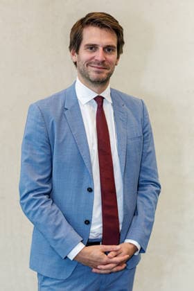 22.09.2026. Mönchengladbach. NRW-Staatssekretär Paul Höller beim Austausch mit Vertreterinnen und Vertretern von nordrhein-westfälischen Textilunternehmen in der Textilakademie NRW. Nordrhein-Westfalen ist einer der führenden Raumfahrtstandorte in Europa und leistet einen starken Beitrag für künftige europäische Weltraummissionen. NRW hat sich vorgenommen, die Entwicklung eines europäischen Raumanzugs aktiv zu unterstützen und gemeinsam mit der ESA die innovativen Unternehmen aus der heimischen Textilwirtschaft einzubeziehen. Mönchengladbach Textilakademie NRW, Rheydter Straße 329 Nordrhein-Westfalen Deutschland