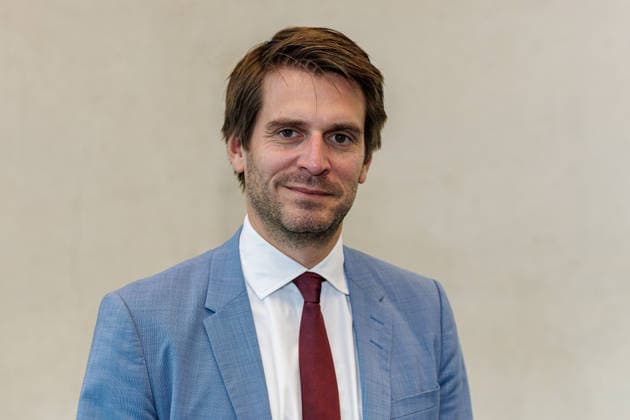 22.09.2026. Mönchengladbach. NRW-Staatssekretär Paul Höller beim Austausch mit Vertreterinnen und Vertretern von nordrhein-westfälischen Textilunternehmen in der Textilakademie NRW. Nordrhein-Westfalen ist einer der führenden Raumfahrtstandorte in Europa und leistet einen starken Beitrag für künftige europäische Weltraummissionen. NRW hat sich vorgenommen, die Entwicklung eines europäischen Raumanzugs aktiv zu unterstützen und gemeinsam mit der ESA die innovativen Unternehmen aus der heimischen Textilwirtschaft einzubeziehen. Mönchengladbach Textilakademie NRW, Rheydter Straße 329 Nordrhein-Westfalen Deutschland