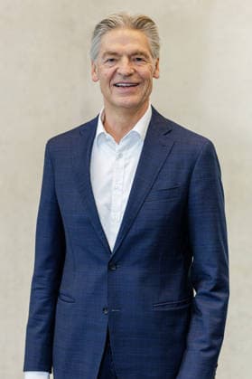 22.09.2026. Mönchengladbach. Dr. Friedrich-Hans Grandin (Präsident des Verbandes der Nordwestdeutschen Textil- und Bekleidungsindustrie) beim Austausch mit Vertreterinnen und Vertretern von nordrhein-westfälischen Textilunternehmen in der Textilakademie NRW. Nordrhein-Westfalen ist einer der führenden Raumfahrtstandorte in Europa und leistet einen starken Beitrag für künftige europäische Weltraummissionen. NRW hat sich vorgenommen, die Entwicklung eines europäischen Raumanzugs aktiv zu unterstützen und gemeinsam mit der ESA die innovativen Unternehmen aus der heimischen Textilwirtschaft einzubeziehen. Mönchengladbach Textilakademie NRW, Rheydter Straße 329 Nordrhein-Westfalen Deutschland
