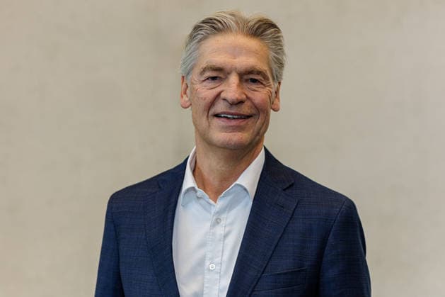 22.09.2026. Mönchengladbach. Dr. Friedrich-Hans Grandin (Präsident des Verbandes der Nordwestdeutschen Textil- und Bekleidungsindustrie) beim Austausch mit Vertreterinnen und Vertretern von nordrhein-westfälischen Textilunternehmen in der Textilakademie NRW. Nordrhein-Westfalen ist einer der führenden Raumfahrtstandorte in Europa und leistet einen starken Beitrag für künftige europäische Weltraummissionen. NRW hat sich vorgenommen, die Entwicklung eines europäischen Raumanzugs aktiv zu unterstützen und gemeinsam mit der ESA die innovativen Unternehmen aus der heimischen Textilwirtschaft einzubeziehen. Mönchengladbach Textilakademie NRW, Rheydter Straße 329 Nordrhein-Westfalen Deutschland