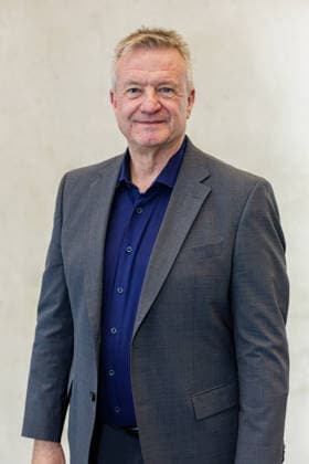 22.09.2026. Mönchengladbach. Geschäftsführer der Textilakademie NRW Detlef Braun beim Austausch mit Vertreterinnen und Vertretern von nordrhein-westfälischen Textilunternehmen in der Textilakademie NRW. Nordrhein-Westfalen ist einer der führenden Raumfahrtstandorte in Europa und leistet einen starken Beitrag für künftige europäische Weltraummissionen. NRW hat sich vorgenommen, die Entwicklung eines europäischen Raumanzugs aktiv zu unterstützen und gemeinsam mit der ESA die innovativen Unternehmen aus der heimischen Textilwirtschaft einzubeziehen. Mönchengladbach Textilakademie NRW, Rheydter Straße 329 Nordrhein-Westfalen Deutschland
