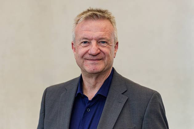 22.09.2026. Mönchengladbach. Geschäftsführer der Textilakademie NRW Detlef Braun beim Austausch mit Vertreterinnen und Vertretern von nordrhein-westfälischen Textilunternehmen in der Textilakademie NRW. Nordrhein-Westfalen ist einer der führenden Raumfahrtstandorte in Europa und leistet einen starken Beitrag für künftige europäische Weltraummissionen. NRW hat sich vorgenommen, die Entwicklung eines europäischen Raumanzugs aktiv zu unterstützen und gemeinsam mit der ESA die innovativen Unternehmen aus der heimischen Textilwirtschaft einzubeziehen. Mönchengladbach Textilakademie NRW, Rheydter Straße 329 Nordrhein-Westfalen Deutschland