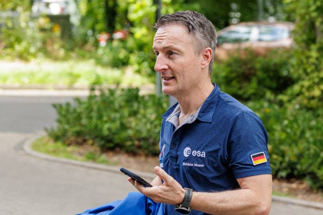 22.09.2026. Mönchengladbach. ESA-Astronaut Dr. Matthias Maurer beim Austausch mit Vertreterinnen und Vertretern von nordrhein-westfälischen Textilunternehmen in der Textilakademie NRW. Nordrhein-Westfalen ist einer der führenden Raumfahrtstandorte in Europa und leistet einen starken Beitrag für künftige europäische Weltraummissionen. NRW hat sich vorgenommen, die Entwicklung eines europäischen Raumanzugs aktiv zu unterstützen und gemeinsam mit der ESA die innovativen Unternehmen aus der heimischen Textilwirtschaft einzubeziehen. Mönchengladbach Textilakademie NRW, Rheydter Straße 329 Nordrhein-Westfalen Deutschland