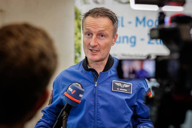 22.09.2026. Mönchengladbach. ESA-Astronaut Dr. Matthias Maurer beim Austausch mit Vertreterinnen und Vertretern von nordrhein-westfälischen Textilunternehmen in der Textilakademie NRW. Nordrhein-Westfalen ist einer der führenden Raumfahrtstandorte in Europa und leistet einen starken Beitrag für künftige europäische Weltraummissionen. NRW hat sich vorgenommen, die Entwicklung eines europäischen Raumanzugs aktiv zu unterstützen und gemeinsam mit der ESA die innovativen Unternehmen aus der heimischen Textilwirtschaft einzubeziehen. Mönchengladbach Textilakademie NRW, Rheydter Straße 329 Nordrhein-Westfalen Deutschland