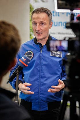 22.09.2026. Mönchengladbach. ESA-Astronaut Dr. Matthias Maurer beim Austausch mit Vertreterinnen und Vertretern von nordrhein-westfälischen Textilunternehmen in der Textilakademie NRW. Nordrhein-Westfalen ist einer der führenden Raumfahrtstandorte in Europa und leistet einen starken Beitrag für künftige europäische Weltraummissionen. NRW hat sich vorgenommen, die Entwicklung eines europäischen Raumanzugs aktiv zu unterstützen und gemeinsam mit der ESA die innovativen Unternehmen aus der heimischen Textilwirtschaft einzubeziehen. Mönchengladbach Textilakademie NRW, Rheydter Straße 329 Nordrhein-Westfalen Deutschland
