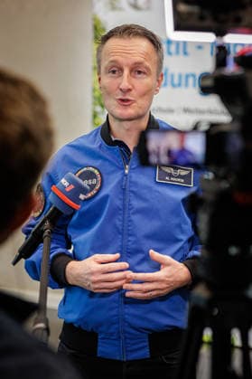 22.09.2026. Mönchengladbach. ESA-Astronaut Dr. Matthias Maurer beim Austausch mit Vertreterinnen und Vertretern von nordrhein-westfälischen Textilunternehmen in der Textilakademie NRW. Nordrhein-Westfalen ist einer der führenden Raumfahrtstandorte in Europa und leistet einen starken Beitrag für künftige europäische Weltraummissionen. NRW hat sich vorgenommen, die Entwicklung eines europäischen Raumanzugs aktiv zu unterstützen und gemeinsam mit der ESA die innovativen Unternehmen aus der heimischen Textilwirtschaft einzubeziehen. Mönchengladbach Textilakademie NRW, Rheydter Straße 329 Nordrhein-Westfalen Deutschland