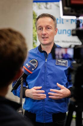 22.09.2026. Mönchengladbach. ESA-Astronaut Dr. Matthias Maurer beim Austausch mit Vertreterinnen und Vertretern von nordrhein-westfälischen Textilunternehmen in der Textilakademie NRW. Nordrhein-Westfalen ist einer der führenden Raumfahrtstandorte in Europa und leistet einen starken Beitrag für künftige europäische Weltraummissionen. NRW hat sich vorgenommen, die Entwicklung eines europäischen Raumanzugs aktiv zu unterstützen und gemeinsam mit der ESA die innovativen Unternehmen aus der heimischen Textilwirtschaft einzubeziehen. Mönchengladbach Textilakademie NRW, Rheydter Straße 329 Nordrhein-Westfalen Deutschland