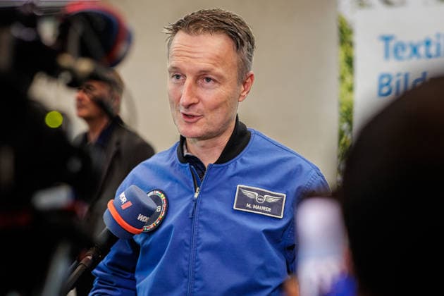 22.09.2026. Mönchengladbach. ESA-Astronaut Dr. Matthias Maurer beim Austausch mit Vertreterinnen und Vertretern von nordrhein-westfälischen Textilunternehmen in der Textilakademie NRW. Nordrhein-Westfalen ist einer der führenden Raumfahrtstandorte in Europa und leistet einen starken Beitrag für künftige europäische Weltraummissionen. NRW hat sich vorgenommen, die Entwicklung eines europäischen Raumanzugs aktiv zu unterstützen und gemeinsam mit der ESA die innovativen Unternehmen aus der heimischen Textilwirtschaft einzubeziehen. Mönchengladbach Textilakademie NRW, Rheydter Straße 329 Nordrhein-Westfalen Deutschland