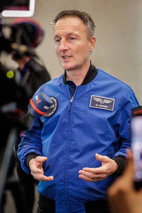 22.09.2026. Mönchengladbach. ESA-Astronaut Dr. Matthias Maurer beim Austausch mit Vertreterinnen und Vertretern von nordrhein-westfälischen Textilunternehmen in der Textilakademie NRW. Nordrhein-Westfalen ist einer der führenden Raumfahrtstandorte in Europa und leistet einen starken Beitrag für künftige europäische Weltraummissionen. NRW hat sich vorgenommen, die Entwicklung eines europäischen Raumanzugs aktiv zu unterstützen und gemeinsam mit der ESA die innovativen Unternehmen aus der heimischen Textilwirtschaft einzubeziehen. Mönchengladbach Textilakademie NRW, Rheydter Straße 329 Nordrhein-Westfalen Deutschland