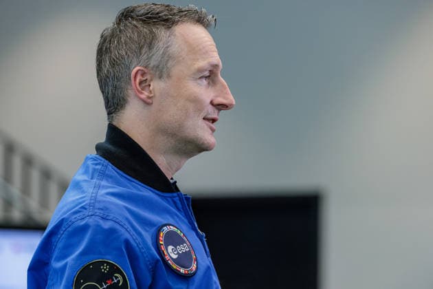 22.09.2026. Mönchengladbach. ESA-Astronaut Dr. Matthias Maurer beim Austausch mit Vertreterinnen und Vertretern von nordrhein-westfälischen Textilunternehmen in der Textilakademie NRW. Nordrhein-Westfalen ist einer der führenden Raumfahrtstandorte in Europa und leistet einen starken Beitrag für künftige europäische Weltraummissionen. NRW hat sich vorgenommen, die Entwicklung eines europäischen Raumanzugs aktiv zu unterstützen und gemeinsam mit der ESA die innovativen Unternehmen aus der heimischen Textilwirtschaft einzubeziehen. Mönchengladbach Textilakademie NRW, Rheydter Straße 329 Nordrhein-Westfalen Deutschland