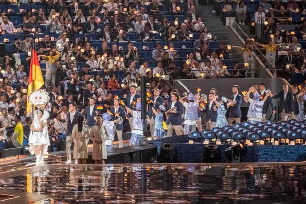Mit einer aufwendig inszenierten Show sind die WorldSkills in der chinesischen Metropole Shanghai eröffnet worden. In der Mercedes-Benz Arena auf dem ehemaligen Expo-Gelände zogen die 36 deutschen Teilnehmerinnen und Teilnehmer gemeinsam mit Delegationen aus aller Welt ein. In den folgenden vier Wettkampftagen messen sich die jungen Fachkräfte in verschiedenen Berufsdisziplinen mit den Besten ihrer Zunft. Opening World Skills Shanghai