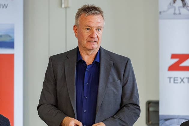 22.09.2026. Mönchengladbach. Geschäftsführer der Textilakademie NRW Detlef Braun beim Austausch mit Vertreterinnen und Vertretern von nordrhein-westfälischen Textilunternehmen in der Textilakademie NRW. Nordrhein-Westfalen ist einer der führenden Raumfahrtstandorte in Europa und leistet einen starken Beitrag für künftige europäische Weltraummissionen. NRW hat sich vorgenommen, die Entwicklung eines europäischen Raumanzugs aktiv zu unterstützen und gemeinsam mit der ESA die innovativen Unternehmen aus der heimischen Textilwirtschaft einzubeziehen. Mönchengladbach Textilakademie NRW, Rheydter Straße 329 Nordrhein-Westfalen Deutschland