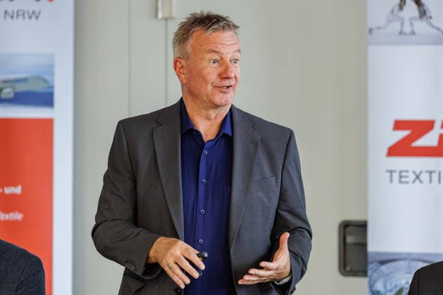 22.09.2026. Mönchengladbach. Geschäftsführer der Textilakademie NRW Detlef Braun beim Austausch mit Vertreterinnen und Vertretern von nordrhein-westfälischen Textilunternehmen in der Textilakademie NRW. Nordrhein-Westfalen ist einer der führenden Raumfahrtstandorte in Europa und leistet einen starken Beitrag für künftige europäische Weltraummissionen. NRW hat sich vorgenommen, die Entwicklung eines europäischen Raumanzugs aktiv zu unterstützen und gemeinsam mit der ESA die innovativen Unternehmen aus der heimischen Textilwirtschaft einzubeziehen. Mönchengladbach Textilakademie NRW, Rheydter Straße 329 Nordrhein-Westfalen Deutschland