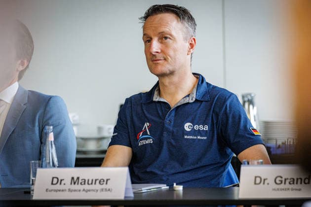 22.09.2026. Mönchengladbach. ESA-Astronaut Dr. Matthias Maurer beim Austausch mit Vertreterinnen und Vertretern von nordrhein-westfälischen Textilunternehmen in der Textilakademie NRW. Nordrhein-Westfalen ist einer der führenden Raumfahrtstandorte in Europa und leistet einen starken Beitrag für künftige europäische Weltraummissionen. NRW hat sich vorgenommen, die Entwicklung eines europäischen Raumanzugs aktiv zu unterstützen und gemeinsam mit der ESA die innovativen Unternehmen aus der heimischen Textilwirtschaft einzubeziehen. Mönchengladbach Textilakademie NRW, Rheydter Straße 329 Nordrhein-Westfalen Deutschland