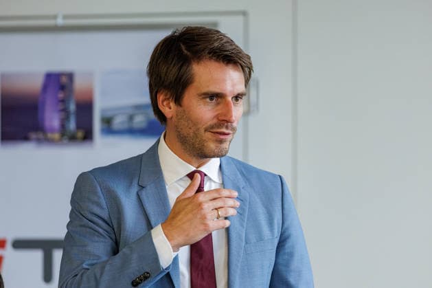 22.09.2026. Mönchengladbach. NRW-Staatssekretär Paul Höller beim Austausch mit Vertreterinnen und Vertretern von nordrhein-westfälischen Textilunternehmen in der Textilakademie NRW. Nordrhein-Westfalen ist einer der führenden Raumfahrtstandorte in Europa und leistet einen starken Beitrag für künftige europäische Weltraummissionen. NRW hat sich vorgenommen, die Entwicklung eines europäischen Raumanzugs aktiv zu unterstützen und gemeinsam mit der ESA die innovativen Unternehmen aus der heimischen Textilwirtschaft einzubeziehen. Mönchengladbach Textilakademie NRW, Rheydter Straße 329 Nordrhein-Westfalen Deutschland
