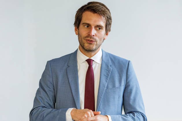 22.09.2026. Mönchengladbach. NRW-Staatssekretär Paul Höller beim Austausch mit Vertreterinnen und Vertretern von nordrhein-westfälischen Textilunternehmen in der Textilakademie NRW. Nordrhein-Westfalen ist einer der führenden Raumfahrtstandorte in Europa und leistet einen starken Beitrag für künftige europäische Weltraummissionen. NRW hat sich vorgenommen, die Entwicklung eines europäischen Raumanzugs aktiv zu unterstützen und gemeinsam mit der ESA die innovativen Unternehmen aus der heimischen Textilwirtschaft einzubeziehen. Mönchengladbach Textilakademie NRW, Rheydter Straße 329 Nordrhein-Westfalen Deutschland