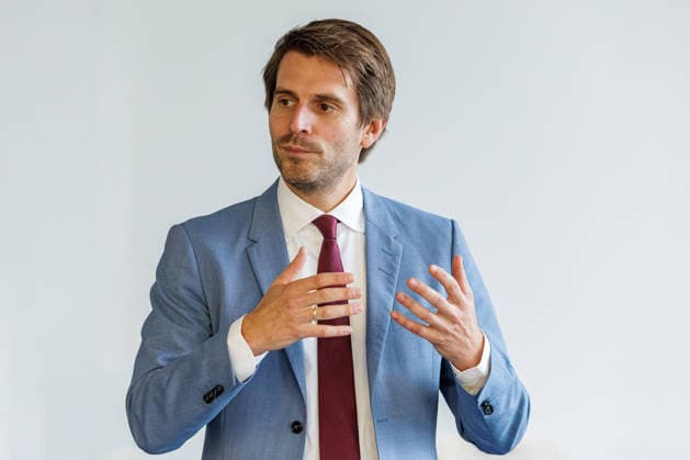 22.09.2026. Mönchengladbach. NRW-Staatssekretär Paul Höller beim Austausch mit Vertreterinnen und Vertretern von nordrhein-westfälischen Textilunternehmen in der Textilakademie NRW. Nordrhein-Westfalen ist einer der führenden Raumfahrtstandorte in Europa und leistet einen starken Beitrag für künftige europäische Weltraummissionen. NRW hat sich vorgenommen, die Entwicklung eines europäischen Raumanzugs aktiv zu unterstützen und gemeinsam mit der ESA die innovativen Unternehmen aus der heimischen Textilwirtschaft einzubeziehen. Mönchengladbach Textilakademie NRW, Rheydter Straße 329 Nordrhein-Westfalen Deutschland