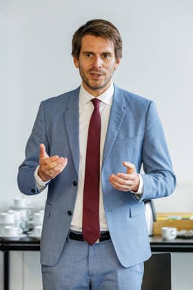 22.09.2026. Mönchengladbach. NRW-Staatssekretär Paul Höller beim Austausch mit Vertreterinnen und Vertretern von nordrhein-westfälischen Textilunternehmen in der Textilakademie NRW. Nordrhein-Westfalen ist einer der führenden Raumfahrtstandorte in Europa und leistet einen starken Beitrag für künftige europäische Weltraummissionen. NRW hat sich vorgenommen, die Entwicklung eines europäischen Raumanzugs aktiv zu unterstützen und gemeinsam mit der ESA die innovativen Unternehmen aus der heimischen Textilwirtschaft einzubeziehen. Mönchengladbach Textilakademie NRW, Rheydter Straße 329 Nordrhein-Westfalen Deutschland
