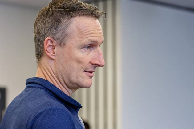 22.09.2026. Mönchengladbach. ESA-Astronaut Dr. Matthias Maurer beim Austausch mit Vertreterinnen und Vertretern von nordrhein-westfälischen Textilunternehmen in der Textilakademie NRW. Nordrhein-Westfalen ist einer der führenden Raumfahrtstandorte in Europa und leistet einen starken Beitrag für künftige europäische Weltraummissionen. NRW hat sich vorgenommen, die Entwicklung eines europäischen Raumanzugs aktiv zu unterstützen und gemeinsam mit der ESA die innovativen Unternehmen aus der heimischen Textilwirtschaft einzubeziehen. Mönchengladbach Textilakademie NRW, Rheydter Straße 329 Nordrhein-Westfalen Deutschland