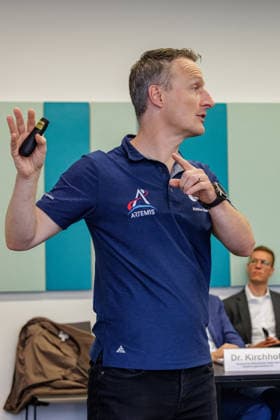 22.09.2026. Mönchengladbach. ESA-Astronaut Dr. Matthias Maurer beim Austausch mit Vertreterinnen und Vertretern von nordrhein-westfälischen Textilunternehmen in der Textilakademie NRW. Nordrhein-Westfalen ist einer der führenden Raumfahrtstandorte in Europa und leistet einen starken Beitrag für künftige europäische Weltraummissionen. NRW hat sich vorgenommen, die Entwicklung eines europäischen Raumanzugs aktiv zu unterstützen und gemeinsam mit der ESA die innovativen Unternehmen aus der heimischen Textilwirtschaft einzubeziehen. Mönchengladbach Textilakademie NRW, Rheydter Straße 329 Nordrhein-Westfalen Deutschland