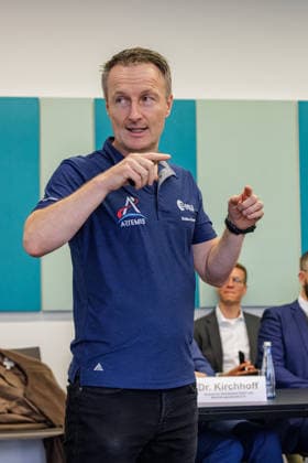 22.09.2026. Mönchengladbach. ESA-Astronaut Dr. Matthias Maurer beim Austausch mit Vertreterinnen und Vertretern von nordrhein-westfälischen Textilunternehmen in der Textilakademie NRW. Nordrhein-Westfalen ist einer der führenden Raumfahrtstandorte in Europa und leistet einen starken Beitrag für künftige europäische Weltraummissionen. NRW hat sich vorgenommen, die Entwicklung eines europäischen Raumanzugs aktiv zu unterstützen und gemeinsam mit der ESA die innovativen Unternehmen aus der heimischen Textilwirtschaft einzubeziehen. Mönchengladbach Textilakademie NRW, Rheydter Straße 329 Nordrhein-Westfalen Deutschland