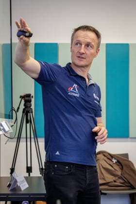 22.09.2026. Mönchengladbach. ESA-Astronaut Dr. Matthias Maurer beim Austausch mit Vertreterinnen und Vertretern von nordrhein-westfälischen Textilunternehmen in der Textilakademie NRW. Nordrhein-Westfalen ist einer der führenden Raumfahrtstandorte in Europa und leistet einen starken Beitrag für künftige europäische Weltraummissionen. NRW hat sich vorgenommen, die Entwicklung eines europäischen Raumanzugs aktiv zu unterstützen und gemeinsam mit der ESA die innovativen Unternehmen aus der heimischen Textilwirtschaft einzubeziehen. Mönchengladbach Textilakademie NRW, Rheydter Straße 329 Nordrhein-Westfalen Deutschland
