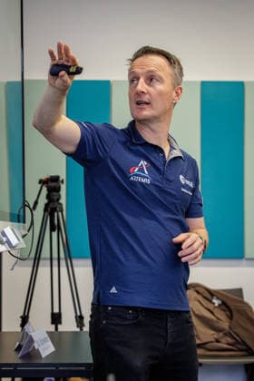 22.09.2026. Mönchengladbach. ESA-Astronaut Dr. Matthias Maurer beim Austausch mit Vertreterinnen und Vertretern von nordrhein-westfälischen Textilunternehmen in der Textilakademie NRW. Nordrhein-Westfalen ist einer der führenden Raumfahrtstandorte in Europa und leistet einen starken Beitrag für künftige europäische Weltraummissionen. NRW hat sich vorgenommen, die Entwicklung eines europäischen Raumanzugs aktiv zu unterstützen und gemeinsam mit der ESA die innovativen Unternehmen aus der heimischen Textilwirtschaft einzubeziehen. Mönchengladbach Textilakademie NRW, Rheydter Straße 329 Nordrhein-Westfalen Deutschland