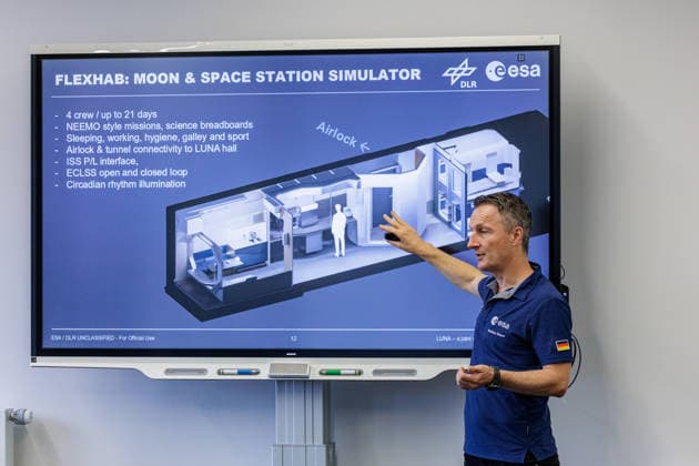 22.09.2026. Mönchengladbach. ESA-Astronaut Dr. Matthias Maurer beim Austausch mit Vertreterinnen und Vertretern von nordrhein-westfälischen Textilunternehmen in der Textilakademie NRW. Nordrhein-Westfalen ist einer der führenden Raumfahrtstandorte in Europa und leistet einen starken Beitrag für künftige europäische Weltraummissionen. NRW hat sich vorgenommen, die Entwicklung eines europäischen Raumanzugs aktiv zu unterstützen und gemeinsam mit der ESA die innovativen Unternehmen aus der heimischen Textilwirtschaft einzubeziehen. Mönchengladbach Textilakademie NRW, Rheydter Straße 329 Nordrhein-Westfalen Deutschland