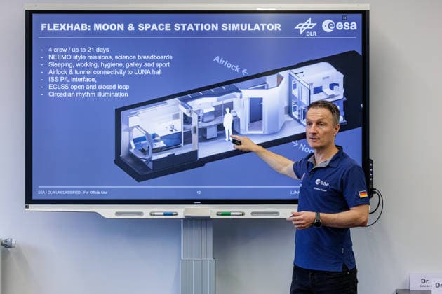 22.09.2026. Mönchengladbach. ESA-Astronaut Dr. Matthias Maurer beim Austausch mit Vertreterinnen und Vertretern von nordrhein-westfälischen Textilunternehmen in der Textilakademie NRW. Nordrhein-Westfalen ist einer der führenden Raumfahrtstandorte in Europa und leistet einen starken Beitrag für künftige europäische Weltraummissionen. NRW hat sich vorgenommen, die Entwicklung eines europäischen Raumanzugs aktiv zu unterstützen und gemeinsam mit der ESA die innovativen Unternehmen aus der heimischen Textilwirtschaft einzubeziehen. Mönchengladbach Textilakademie NRW, Rheydter Straße 329 Nordrhein-Westfalen Deutschland