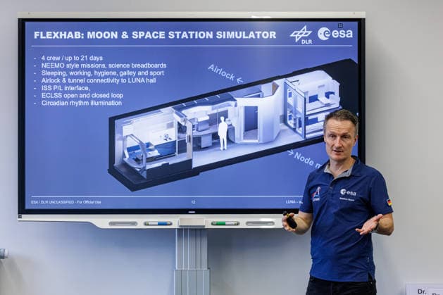 22.09.2026. Mönchengladbach. ESA-Astronaut Dr. Matthias Maurer beim Austausch mit Vertreterinnen und Vertretern von nordrhein-westfälischen Textilunternehmen in der Textilakademie NRW. Nordrhein-Westfalen ist einer der führenden Raumfahrtstandorte in Europa und leistet einen starken Beitrag für künftige europäische Weltraummissionen. NRW hat sich vorgenommen, die Entwicklung eines europäischen Raumanzugs aktiv zu unterstützen und gemeinsam mit der ESA die innovativen Unternehmen aus der heimischen Textilwirtschaft einzubeziehen. Mönchengladbach Textilakademie NRW, Rheydter Straße 329 Nordrhein-Westfalen Deutschland