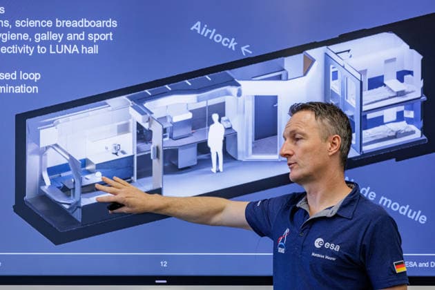 22.09.2026. Mönchengladbach. ESA-Astronaut Dr. Matthias Maurer beim Austausch mit Vertreterinnen und Vertretern von nordrhein-westfälischen Textilunternehmen in der Textilakademie NRW. Nordrhein-Westfalen ist einer der führenden Raumfahrtstandorte in Europa und leistet einen starken Beitrag für künftige europäische Weltraummissionen. NRW hat sich vorgenommen, die Entwicklung eines europäischen Raumanzugs aktiv zu unterstützen und gemeinsam mit der ESA die innovativen Unternehmen aus der heimischen Textilwirtschaft einzubeziehen. Mönchengladbach Textilakademie NRW, Rheydter Straße 329 Nordrhein-Westfalen Deutschland