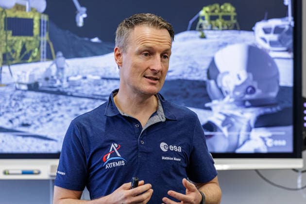 22.09.2026. Mönchengladbach. ESA-Astronaut Dr. Matthias Maurer beim Austausch mit Vertreterinnen und Vertretern von nordrhein-westfälischen Textilunternehmen in der Textilakademie NRW. Nordrhein-Westfalen ist einer der führenden Raumfahrtstandorte in Europa und leistet einen starken Beitrag für künftige europäische Weltraummissionen. NRW hat sich vorgenommen, die Entwicklung eines europäischen Raumanzugs aktiv zu unterstützen und gemeinsam mit der ESA die innovativen Unternehmen aus der heimischen Textilwirtschaft einzubeziehen. Mönchengladbach Textilakademie NRW, Rheydter Straße 329 Nordrhein-Westfalen Deutschland