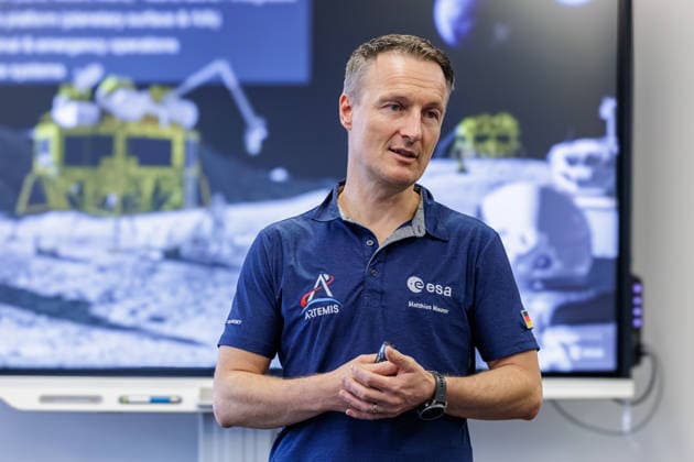 22.09.2026. Mönchengladbach. ESA-Astronaut Dr. Matthias Maurer beim Austausch mit Vertreterinnen und Vertretern von nordrhein-westfälischen Textilunternehmen in der Textilakademie NRW. Nordrhein-Westfalen ist einer der führenden Raumfahrtstandorte in Europa und leistet einen starken Beitrag für künftige europäische Weltraummissionen. NRW hat sich vorgenommen, die Entwicklung eines europäischen Raumanzugs aktiv zu unterstützen und gemeinsam mit der ESA die innovativen Unternehmen aus der heimischen Textilwirtschaft einzubeziehen. Mönchengladbach Textilakademie NRW, Rheydter Straße 329 Nordrhein-Westfalen Deutschland