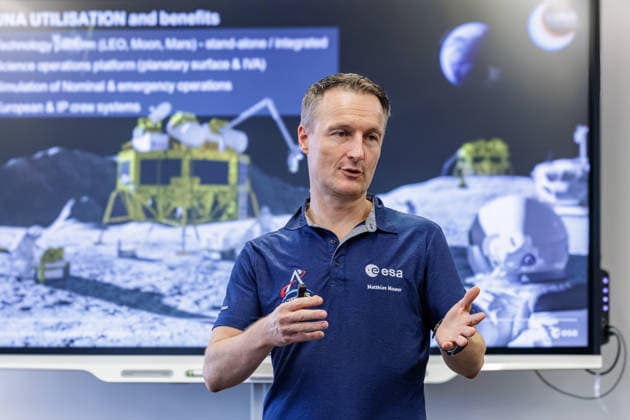 22.09.2026. Mönchengladbach. ESA-Astronaut Dr. Matthias Maurer beim Austausch mit Vertreterinnen und Vertretern von nordrhein-westfälischen Textilunternehmen in der Textilakademie NRW. Nordrhein-Westfalen ist einer der führenden Raumfahrtstandorte in Europa und leistet einen starken Beitrag für künftige europäische Weltraummissionen. NRW hat sich vorgenommen, die Entwicklung eines europäischen Raumanzugs aktiv zu unterstützen und gemeinsam mit der ESA die innovativen Unternehmen aus der heimischen Textilwirtschaft einzubeziehen. Mönchengladbach Textilakademie NRW, Rheydter Straße 329 Nordrhein-Westfalen Deutschland