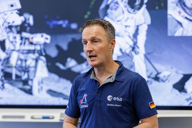 22.09.2026. Mönchengladbach. ESA-Astronaut Dr. Matthias Maurer beim Austausch mit Vertreterinnen und Vertretern von nordrhein-westfälischen Textilunternehmen in der Textilakademie NRW. Nordrhein-Westfalen ist einer der führenden Raumfahrtstandorte in Europa und leistet einen starken Beitrag für künftige europäische Weltraummissionen. NRW hat sich vorgenommen, die Entwicklung eines europäischen Raumanzugs aktiv zu unterstützen und gemeinsam mit der ESA die innovativen Unternehmen aus der heimischen Textilwirtschaft einzubeziehen. Mönchengladbach Textilakademie NRW, Rheydter Straße 329 Nordrhein-Westfalen Deutschland