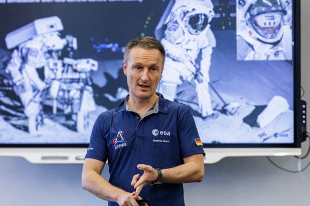 22.09.2026. Mönchengladbach. ESA-Astronaut Dr. Matthias Maurer beim Austausch mit Vertreterinnen und Vertretern von nordrhein-westfälischen Textilunternehmen in der Textilakademie NRW. Nordrhein-Westfalen ist einer der führenden Raumfahrtstandorte in Europa und leistet einen starken Beitrag für künftige europäische Weltraummissionen. NRW hat sich vorgenommen, die Entwicklung eines europäischen Raumanzugs aktiv zu unterstützen und gemeinsam mit der ESA die innovativen Unternehmen aus der heimischen Textilwirtschaft einzubeziehen. Mönchengladbach Textilakademie NRW, Rheydter Straße 329 Nordrhein-Westfalen Deutschland