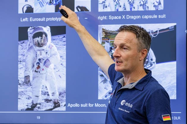 22.09.2026. Mönchengladbach. ESA-Astronaut Dr. Matthias Maurer beim Austausch mit Vertreterinnen und Vertretern von nordrhein-westfälischen Textilunternehmen in der Textilakademie NRW. Nordrhein-Westfalen ist einer der führenden Raumfahrtstandorte in Europa und leistet einen starken Beitrag für künftige europäische Weltraummissionen. NRW hat sich vorgenommen, die Entwicklung eines europäischen Raumanzugs aktiv zu unterstützen und gemeinsam mit der ESA die innovativen Unternehmen aus der heimischen Textilwirtschaft einzubeziehen. Mönchengladbach Textilakademie NRW, Rheydter Straße 329 Nordrhein-Westfalen Deutschland
