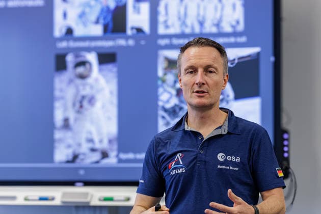 22.09.2026. Mönchengladbach. ESA-Astronaut Dr. Matthias Maurer beim Austausch mit Vertreterinnen und Vertretern von nordrhein-westfälischen Textilunternehmen in der Textilakademie NRW. Nordrhein-Westfalen ist einer der führenden Raumfahrtstandorte in Europa und leistet einen starken Beitrag für künftige europäische Weltraummissionen. NRW hat sich vorgenommen, die Entwicklung eines europäischen Raumanzugs aktiv zu unterstützen und gemeinsam mit der ESA die innovativen Unternehmen aus der heimischen Textilwirtschaft einzubeziehen. Mönchengladbach Textilakademie NRW, Rheydter Straße 329 Nordrhein-Westfalen Deutschland