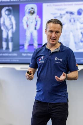 22.09.2026. Mönchengladbach. ESA-Astronaut Dr. Matthias Maurer beim Austausch mit Vertreterinnen und Vertretern von nordrhein-westfälischen Textilunternehmen in der Textilakademie NRW. Nordrhein-Westfalen ist einer der führenden Raumfahrtstandorte in Europa und leistet einen starken Beitrag für künftige europäische Weltraummissionen. NRW hat sich vorgenommen, die Entwicklung eines europäischen Raumanzugs aktiv zu unterstützen und gemeinsam mit der ESA die innovativen Unternehmen aus der heimischen Textilwirtschaft einzubeziehen. Mönchengladbach Textilakademie NRW, Rheydter Straße 329 Nordrhein-Westfalen Deutschland