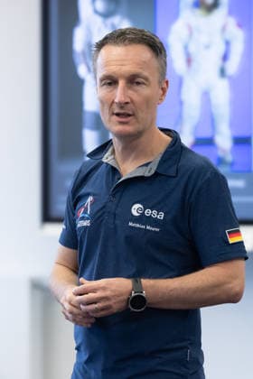 22.09.2026. Mönchengladbach. ESA-Astronaut Dr. Matthias Maurer beim Austausch mit Vertreterinnen und Vertretern von nordrhein-westfälischen Textilunternehmen in der Textilakademie NRW. Nordrhein-Westfalen ist einer der führenden Raumfahrtstandorte in Europa und leistet einen starken Beitrag für künftige europäische Weltraummissionen. NRW hat sich vorgenommen, die Entwicklung eines europäischen Raumanzugs aktiv zu unterstützen und gemeinsam mit der ESA die innovativen Unternehmen aus der heimischen Textilwirtschaft einzubeziehen. Mönchengladbach Textilakademie NRW, Rheydter Straße 329 Nordrhein-Westfalen Deutschland