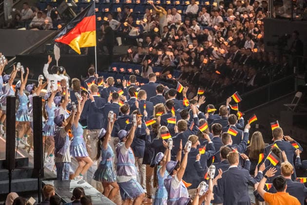 Mit einer aufwendig inszenierten Show sind die WorldSkills in der chinesischen Metropole Shanghai eröffnet worden. In der Mercedes-Benz Arena auf dem ehemaligen Expo-Gelände zogen die 36 deutschen Teilnehmerinnen und Teilnehmer gemeinsam mit Delegationen aus aller Welt ein. In den folgenden vier Wettkampftagen messen sich die jungen Fachkräfte in verschiedenen Berufsdisziplinen mit den Besten ihrer Zunft. Opening World Skills Shanghai